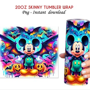 Pu&ograve; includere: Un involucro per bicchiere sottile da 20 once a tema Halloween con Topolino con ali di pipistrello, che tiene lanterne di zucca. Il design include pipistrelli, uno sfondo colorato e il testo "20OZ SKINNY TUMBLER WRAP Png - Instant download".