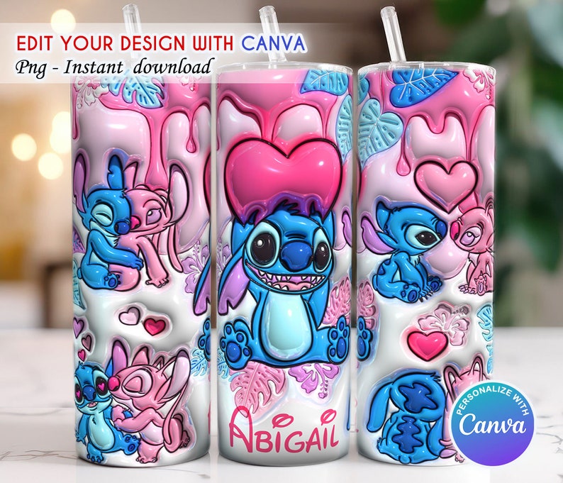 K&ouml;nnte beinhalten: Ein Set aus drei rosa und blauen Sublimationsbechern mit einem Cartoon-Motiv von Stitch und Angel. Die Becher haben einen 3D-Effekt mit Herzen und Blumen. Der Text "Abigail" befindet sich auf einem der Becher.