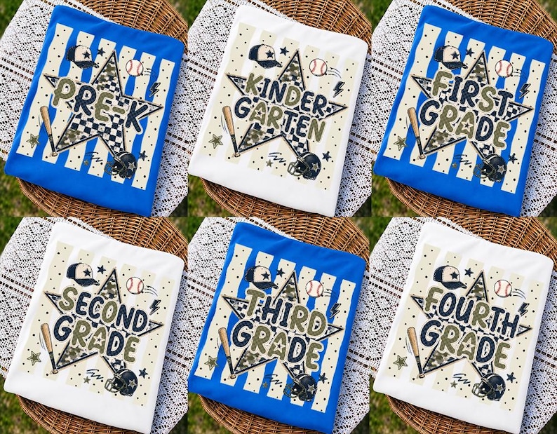 以下が含まれることがあります： 白と青の6枚のTシャツコレクション。それぞれに野球をテーマにした大きな星のグラフィックが描かれています。デザインには野球ボール、バット、ヘルメット、キャップが含まれており、PRE-K、KINDERGARTEN、FIRST GRADE、SECOND GRADE、THIRD GRADE、FOURTH GRADEという文字が記されています。