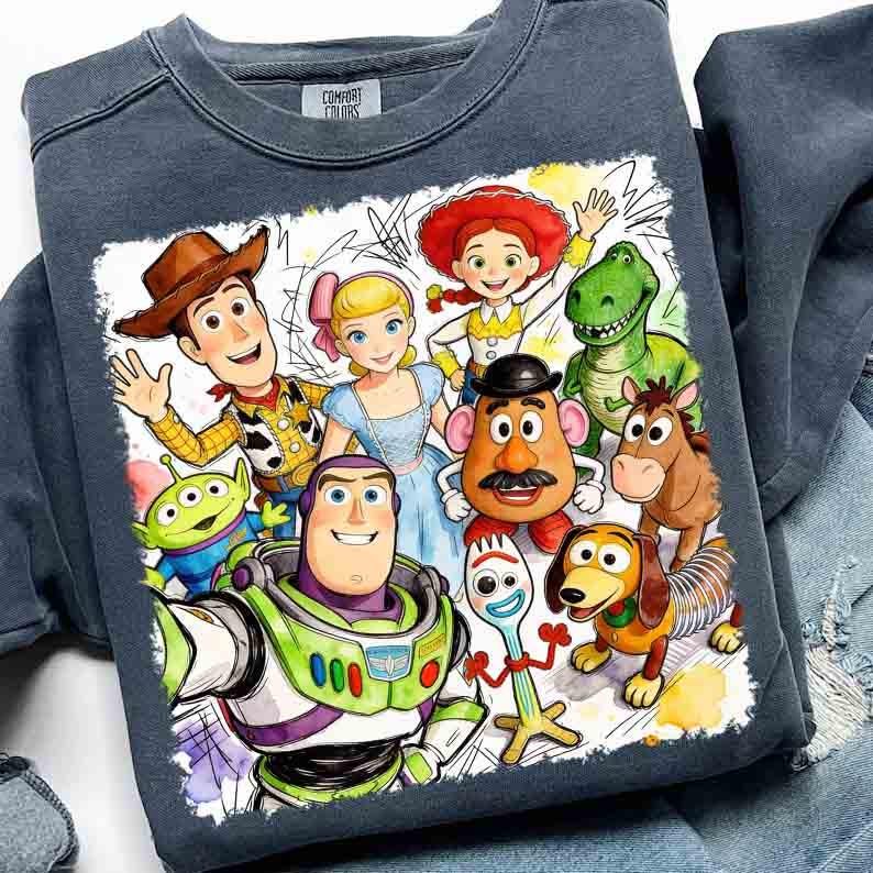 Pode incluir: Camisola cinza escuro com um gr&aacute;fico colorido de personagens de Toy Story, incluindo Woody, Buzz Lightyear e Jessie. O design apresenta uma gola redonda e mangas compridas. A camisola &eacute; feita de um material macio.