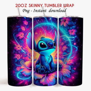 Puede incluir: Una envoltura para vaso delgado de 20 oz con un personaje azul Stitch de Lilo & Stitch sentado en una flor de hibisco rosa. El fondo es una galaxia con colores rosa, azul y morado.