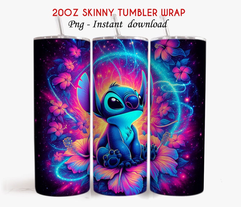 Puede incluir: Una envoltura para vaso delgado de 20 oz con un personaje azul Stitch de Lilo & Stitch sentado en una flor de hibisco rosa. El fondo es una galaxia con colores rosa, azul y morado.