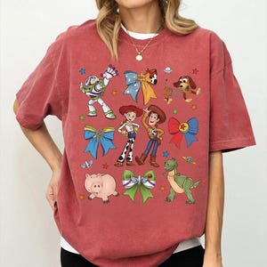 Coquette Toy Story png, Coquette Bow png, Toy Story-shirt, Disney Friends-sublimatieontwerp, Woody Buzz Jessie Hamm T-Rex-T-shirt afbeelding 2
