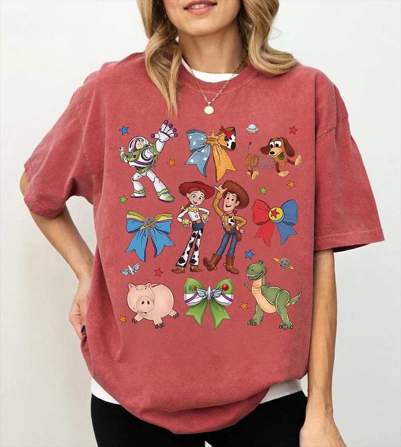 Coquette Toy Story png, Coquette Bow png, Toy Story-shirt, Disney Friends-sublimatieontwerp, Woody Buzz Jessie Hamm T-Rex-T-shirt afbeelding 2