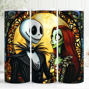 Puede incluir: Un juego de tres vasos de acero inoxidable con un dise&ntilde;o de vitral que presenta a Jack Skellington y Sally de Pesadilla antes de Navidad. El dise&ntilde;o est&aacute; en tonos de negro, blanco, verde, rojo y amarillo.