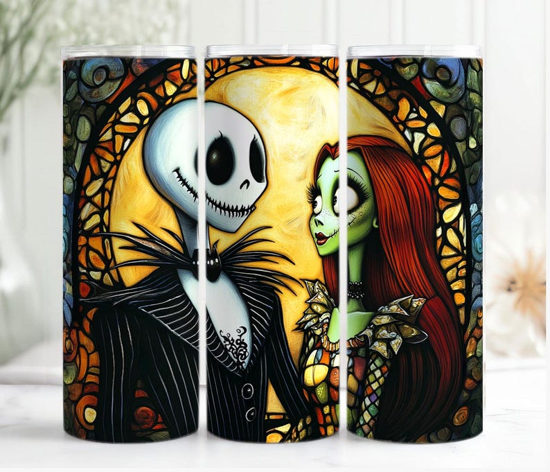 Puede incluir: Un juego de tres vasos de acero inoxidable con un dise&ntilde;o de vitral que presenta a Jack Skellington y Sally de Pesadilla antes de Navidad. El dise&ntilde;o est&aacute; en tonos de negro, blanco, verde, rojo y amarillo.