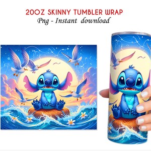K&ouml;nnte beinhalten: Eine blaue und wei&szlig;e digitale Illustration von Stitch aus Lilo & Stitch, der auf einem Felsen im Meer sitzt. Der Hintergrund ist ein blauer Himmel mit wei&szlig;en Wolken und einem Vollmond. Um Stitch herum fliegen M&ouml;wen.