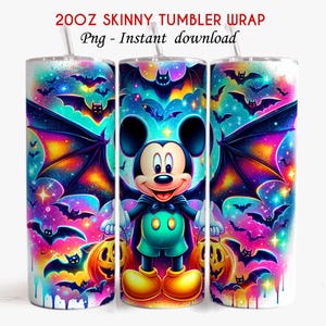 Pu&ograve; includere: Un set di tre involucri per bicchieri sottili da 20 once a tema Halloween. Il design include Topolino, pipistrelli e zucche-lanterna su uno sfondo colorato e stellato. Il testo "20OZ SKINNY TUMBLER WRAP Png - Instant download" &egrave; visibile.