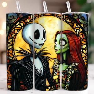 Puede incluir: Un par de vasos de acero inoxidable con un dise&ntilde;o de vitral que presenta a Jack Skellington y Sally de Pesadilla antes de Navidad. El dise&ntilde;o est&aacute; en tonos de negro, blanco, rojo, verde y amarillo.