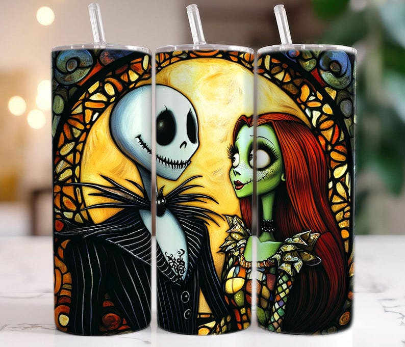 Puede incluir: Un par de vasos de acero inoxidable con un dise&ntilde;o de vitral que presenta a Jack Skellington y Sally de Pesadilla antes de Navidad. El dise&ntilde;o est&aacute; en tonos de negro, blanco, rojo, verde y amarillo.