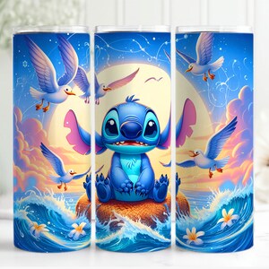 K&ouml;nnte beinhalten: Ein blauer und wei&szlig;er Becher mit einem Cartoon-Bild von Stitch aus Lilo & Stitch, der auf einem Felsen sitzt, w&auml;hrend M&ouml;wen &uuml;ber ihm fliegen. Der Hintergrund ist ein blauer Himmel mit Wolken und einem Vollmond.