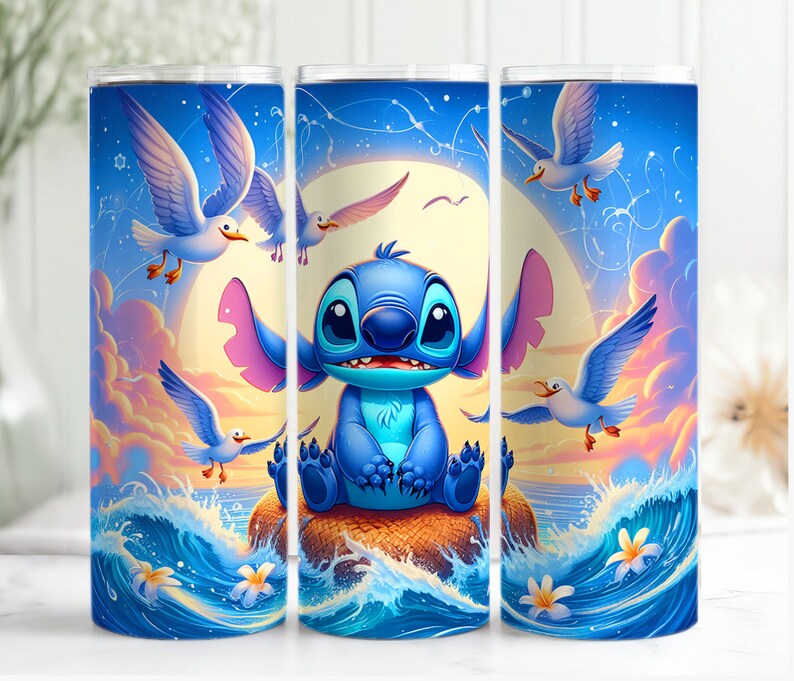 K&ouml;nnte beinhalten: Ein blauer und wei&szlig;er Becher mit einem Cartoon-Bild von Stitch aus Lilo & Stitch, der auf einem Felsen sitzt, w&auml;hrend M&ouml;wen &uuml;ber ihm fliegen. Der Hintergrund ist ein blauer Himmel mit Wolken und einem Vollmond.