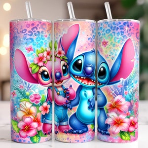 Puede incluir: Dos vasos de acero inoxidable coloridos con un diseño de personajes de dibujos animados rosa y azul. Los personajes son Stitch y Angel de la película de Disney Lilo & Stitch. Los vasos tienen un fondo rosa, azul y blanco con diseños florales.