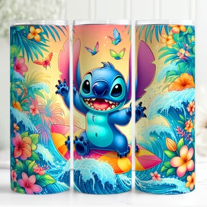 Pu&ograve; includere: Un bicchiere blu e viola con un design colorato che presenta Stitch di Lilo & Stitch che cavalca un surf su un'onda con fiori tropicali e farfalle.