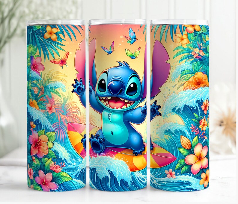Pu&ograve; includere: Un bicchiere blu e viola con un design colorato che presenta Stitch di Lilo & Stitch che cavalca un surf su un'onda con fiori tropicali e farfalle.
