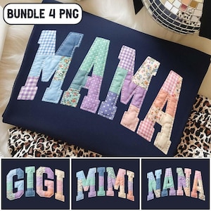Op de afbeelding: Marineblauw sweatshirt met het woord "MAMA" in patchwork letters. De letters zijn gemaakt van verschillende stoffen met patronen, waaronder bloemen, stippen en ruitjes. Extra ontwerpen zijn onder meer "GIGI", "MIMI" en "NANA" in vergelijkbare stijlen.