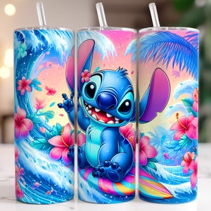 K&ouml;nnte beinhalten: Ein blauer und wei&szlig;er Becher mit einem Cartoon-Bild von Stitch aus Lilo & Stitch, der auf einer Welle surft. Der Becher hat ein tropisches Blumenmuster in Pink, Blau und Gr&uuml;n.