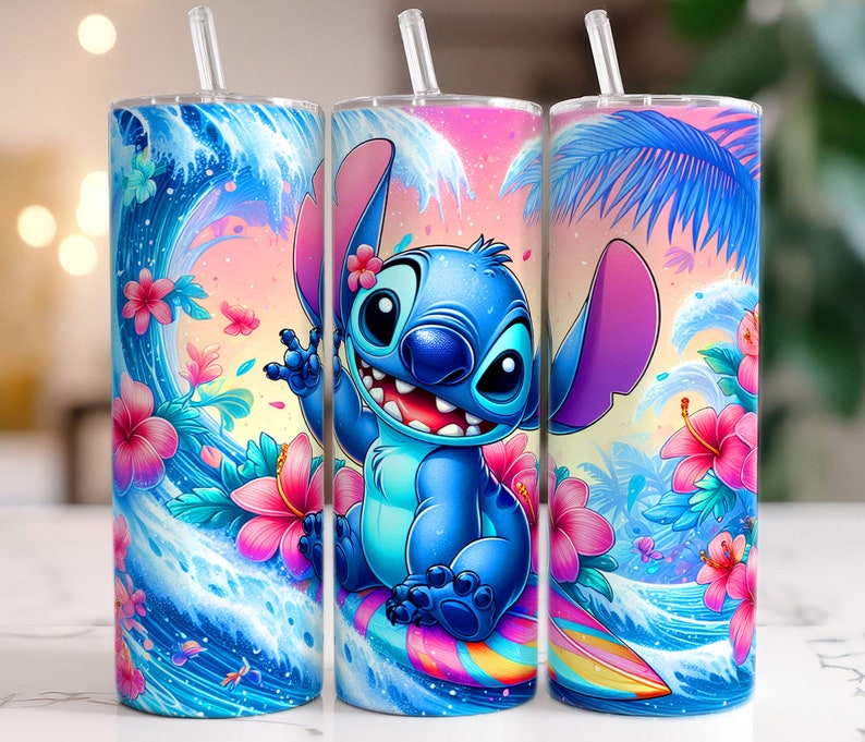 K&ouml;nnte beinhalten: Ein blauer und wei&szlig;er Becher mit einem Cartoon-Bild von Stitch aus Lilo & Stitch, der auf einer Welle surft. Der Becher hat ein tropisches Blumenmuster in Pink, Blau und Gr&uuml;n.