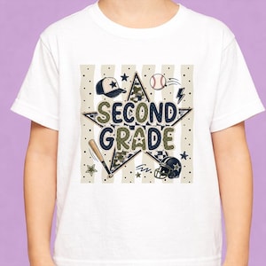 以下が含まれることがあります： ダークブルーとオリーブグリーンの「SECOND GRADE」という文字がプリントされた白い半袖Tシャツ。デザインには、大きな星、野球ボール、バット、フットボールヘルメット、キャップが描かれており、背景にはドット模様があしらわれています。