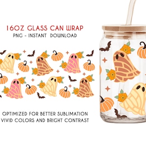 Puede incluir: Un envoltorio de lata de vidrio transparente con temática de Halloween. El diseño presenta fantasmas de dibujos animados en tonos rosa, beige y marrón, junto con calabazas, murciélagos y flores naranjas. El texto "16OZ GLASS CAN WRAP" y "PNG - INSTANT DOWNLOAD" es visible.