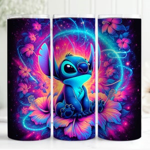 Puede incluir: Un personaje azul de Stitch, de Lilo & Stitch, est&aacute; rodeado de flores de hibisco rosas y moradas sobre un fondo azul oscuro con un patr&oacute;n de galaxia. El fondo tiene un efecto de brillo con rayas de luz.