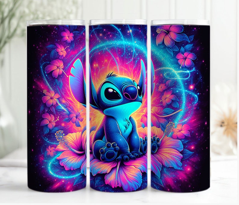 Puede incluir: Un personaje azul de Stitch, de Lilo & Stitch, est&aacute; rodeado de flores de hibisco rosas y moradas sobre un fondo azul oscuro con un patr&oacute;n de galaxia. El fondo tiene un efecto de brillo con rayas de luz.