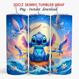 K&ouml;nnte beinhalten: Ein 20oz Skinny Tumbler Wrap mit einem blauen Stitch-Charakter aus Lilo & Stitch, der auf einem Felsen im Meer sitzt, w&auml;hrend M&ouml;wen &uuml;ber ihm fliegen. Der Hintergrund ist ein blauer Himmel mit Wolken und einem Vollmond.