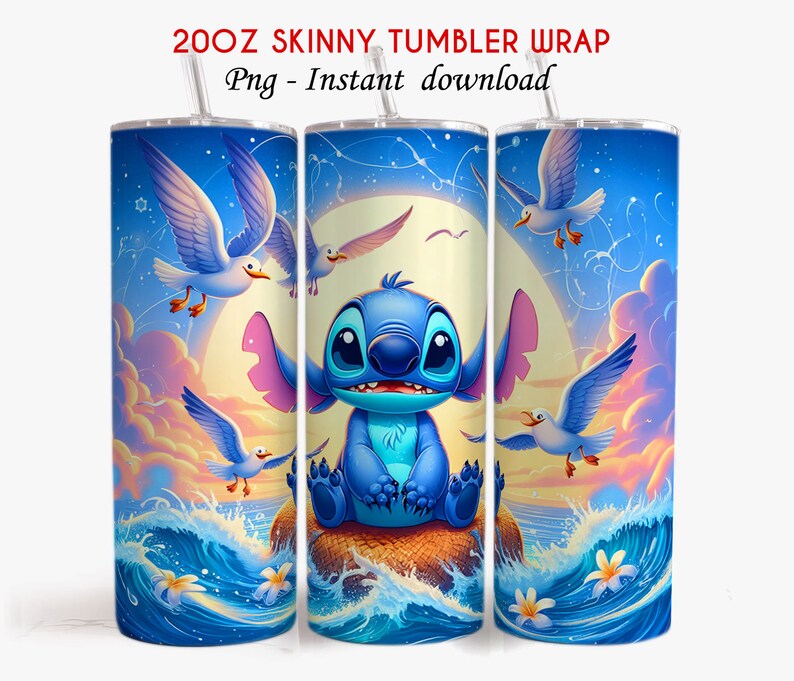 K&ouml;nnte beinhalten: Ein 20oz Skinny Tumbler Wrap mit einem blauen Stitch-Charakter aus Lilo & Stitch, der auf einem Felsen im Meer sitzt, w&auml;hrend M&ouml;wen &uuml;ber ihm fliegen. Der Hintergrund ist ein blauer Himmel mit Wolken und einem Vollmond.
