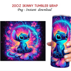 Puede incluir: Una envoltura para vaso skinny de 20 oz con un personaje azul de Stitch de Lilo & Stitch sentado en una flor de hibisco rosa y morada. El fondo es una galaxia de estrellas y nebulosas con un c&iacute;rculo azul brillante alrededor de Stitch.