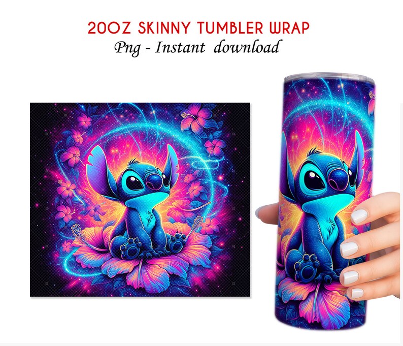 Puede incluir: Una envoltura para vaso skinny de 20 oz con un personaje azul de Stitch de Lilo & Stitch sentado en una flor de hibisco rosa y morada. El fondo es una galaxia de estrellas y nebulosas con un c&iacute;rculo azul brillante alrededor de Stitch.