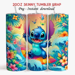 Pu&ograve; includere: Un download digitale di un rivestimento per tumbler skinny da 20 oz con Stitch di Lilo & Stitch che fa surf su una tavola da surf con fiori tropicali e farfalle. Il design &egrave; in uno schema di colori blu brillante, rosa, giallo e verde.
