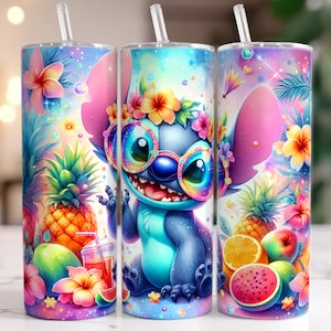 Może przedstawiać: Kolorowy kubek ze stali nierdzewnej z postacią kreskówkową Stitch, która nosi okulary przeciwsłoneczne i kwiatowy naszyjnik. Tło przedstawia tropikalne kwiaty, ananasy i arbuza.