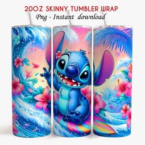K&ouml;nnte beinhalten: Ein 20 oz Skinny Tumbler Wrap mit einem blauen Stitch-Charakter aus Lilo & Stitch, der auf einem Regenbogen-Surfbrett in einer tropischen Umgebung mit rosa Hibiskusbl&uuml;ten und blauen Wellen surft.