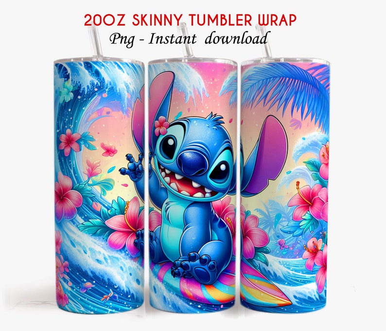 K&ouml;nnte beinhalten: Ein 20 oz Skinny Tumbler Wrap mit einem blauen Stitch-Charakter aus Lilo & Stitch, der auf einem Regenbogen-Surfbrett in einer tropischen Umgebung mit rosa Hibiskusbl&uuml;ten und blauen Wellen surft.