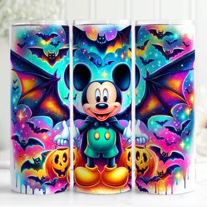 Pu&ograve; includere: Un bicchiere a tema Halloween con Topolino con ali di pipistrello, circondato da pipistrelli, zucche e uno sfondo galattico colorato. Il design include tonalit&agrave; vibranti di blu, viola, arancione e verde.