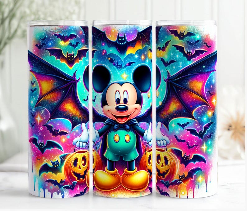 Pu&ograve; includere: Un bicchiere a tema Halloween con Topolino con ali di pipistrello, circondato da pipistrelli, zucche e uno sfondo galattico colorato. Il design include tonalit&agrave; vibranti di blu, viola, arancione e verde.