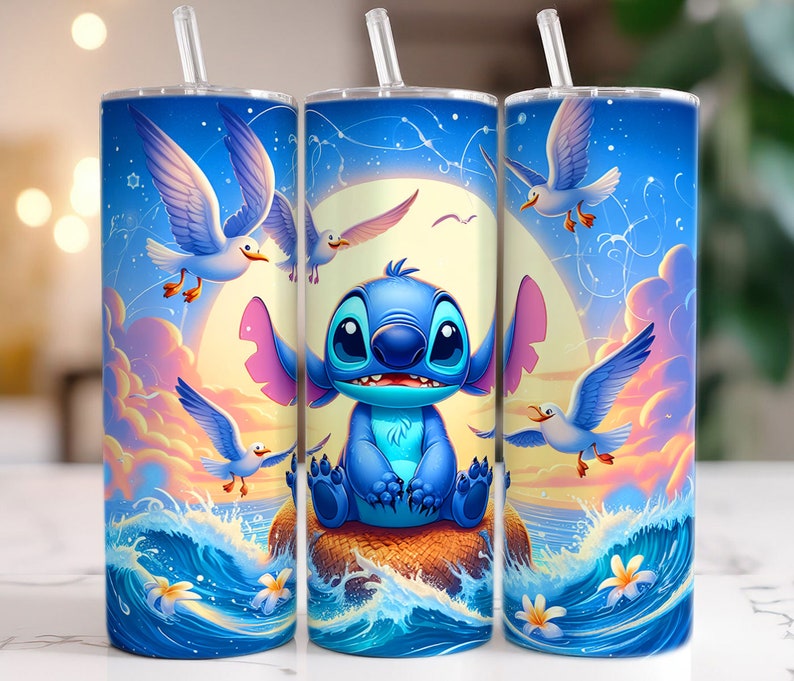 K&ouml;nnte beinhalten: Ein blauer und wei&szlig;er Becher mit einem Cartoon-Bild von Stitch aus Lilo & Stitch. Der Hintergrund zeigt einen Sonnenuntergang &uuml;ber dem Meer mit fliegenden M&ouml;wen.