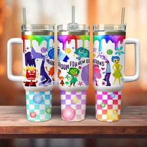 Está bien sentir todos los sentimientos 40oz Quencher Tumbler Png, Salud Mental Png, Inside Out 2 Emociones, Emociones de dibujos animados Amigos 40oz Tumbler
