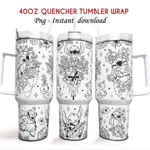 Puede incluir: Un envoltorio blanco para vaso de 40 oz con un diseño en blanco y negro que presenta a Stitch de Lilo & Stitch. El diseño incluye flores, corazones y otros elementos decorativos.