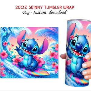 K&ouml;nnte beinhalten: Ein digitaler Download f&uuml;r eine 20oz Skinny Tumbler-H&uuml;lle mit einem Cartoon-Stitch-Charakter, der auf einer Welle mit rosa Hibiskusbl&uuml;ten surft. Der Hintergrund ist ein Sonnenuntergang in Blau- und Rosat&ouml;nen. Der Text "20oz Skinny Tumbler Wrap" und "Png - Instant download" befindet sich oben im Bild.