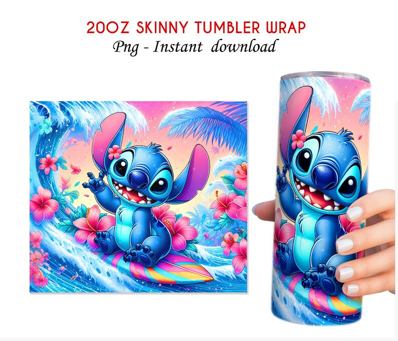 K&ouml;nnte beinhalten: Ein digitaler Download f&uuml;r eine 20oz Skinny Tumbler-H&uuml;lle mit einem Cartoon-Stitch-Charakter, der auf einer Welle mit rosa Hibiskusbl&uuml;ten surft. Der Hintergrund ist ein Sonnenuntergang in Blau- und Rosat&ouml;nen. Der Text "20oz Skinny Tumbler Wrap" und "Png - Instant download" befindet sich oben im Bild.