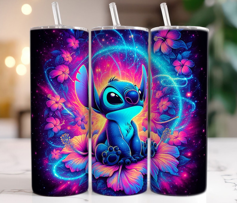 Puede incluir: Un juego de tres vasos de acero inoxidable con un dise&ntilde;o colorido que presenta un personaje azul Stitch de Lilo & Stitch, rodeado de flores de hibisco rosas, moradas y amarillas sobre un fondo azul oscuro con un patr&oacute;n de galaxia.