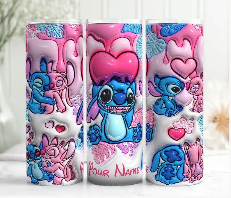 K&ouml;nnte beinhalten: Drei rosafarbene und blaue Edelstahlbecher mit einem Cartoon-Bild von Stitch und Angel aus dem Disney-Film Lilo & Stitch. Die Becher haben ein rosafarbenes und wei&szlig;es, tropfendes Maldesign mit Herzen und Bl&auml;ttern. Der Text "Your Name" ist auf den mittleren Becher gedruckt.
