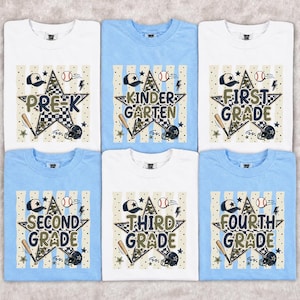 以下が含まれることがあります： 白と水色の半袖Tシャツ6枚セット。それぞれ野球をテーマにした大きな星のグラフィックが描かれています。デザインには野球帽、バット、ヘルメットが含まれ、プリKから4年生までの学年を示すテキストがプリントされています。