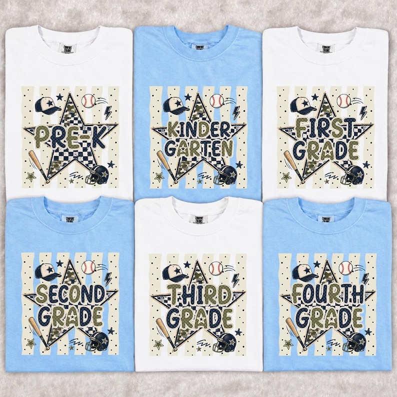以下が含まれることがあります： 白と水色の半袖Tシャツ6枚セット。それぞれ野球をテーマにした大きな星のグラフィックが描かれています。デザインには野球帽、バット、ヘルメットが含まれ、プリKから4年生までの学年を示すテキストがプリントされています。