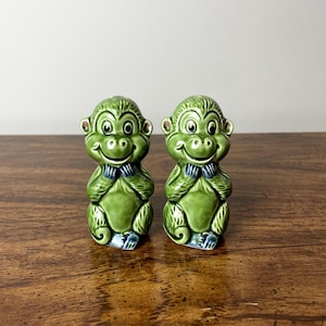 Vintage 1960s Ceramic Anthropomorphic Green Monkey Salt & Pepper Shakers | Made in Japan | Quirky Kitchen Decor | Gift Idea