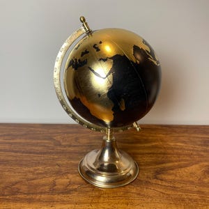 Globe terrestre rotatif noir et or vintage | Décoration de bureau rétro en métal | Moderne milieu du siècle | Pièce maîtresse | Tourne imparfaitement**