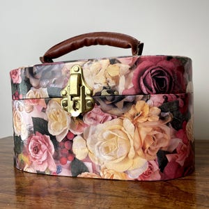 Étui de train à découpage floral vintage des années 90 - Organiseur de produits de beauté | Mallette à outils de couture |  Boîte à bijoux avec poignée en cuir | Décor de vanité | Cadeau