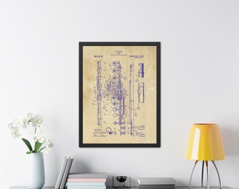 Peut inclure: Un imprimé de style plan vintage d'un brevet de flûte. Le numéro de brevet 901 918 est visible en haut de l'impression. L'impression est encadrée en noir et a un fond beige.