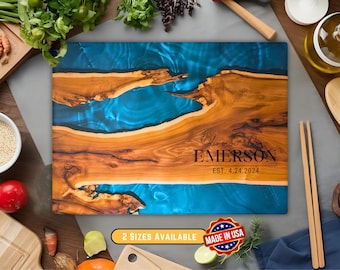 Personalisiertes Glas Charcuterie Brett, Epoxy River Resin Schneidebrett, kundenspezifisches Olivenholz Schneidebrett, Blue Shade Charcuterie Käsebrett
